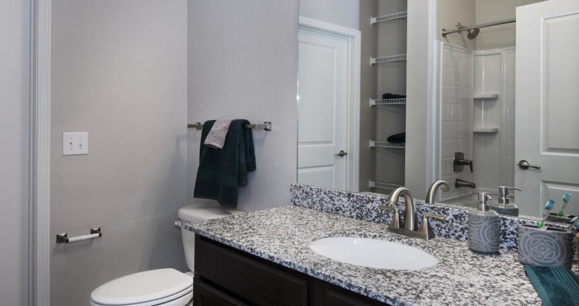 Spacious Furnished Resort Style Apartments Tomball Room photo