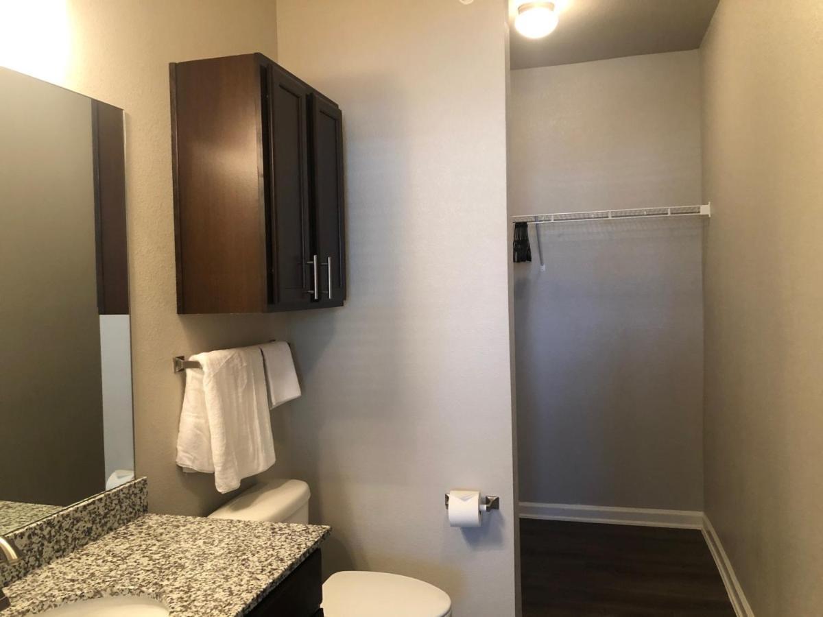 Spacious Furnished Resort Style Apartments Tomball Room photo