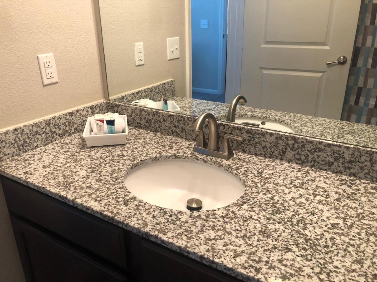 Spacious Furnished Resort Style Apartments Tomball Room photo