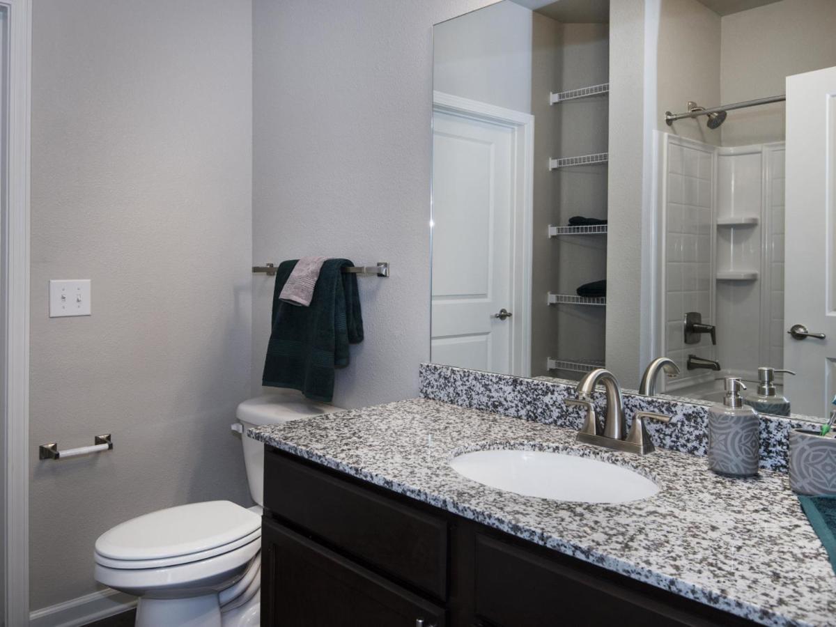 Spacious Furnished Resort Style Apartments Tomball Room photo